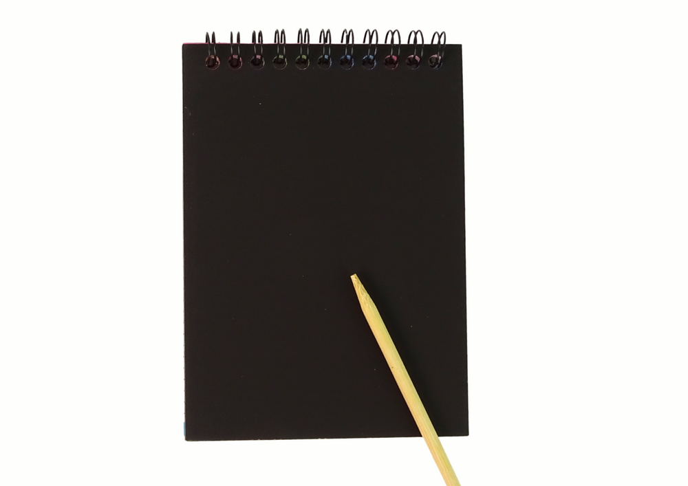 Škrabací bloček pro děti zelený – 10 stránek s dřevěným rydlem