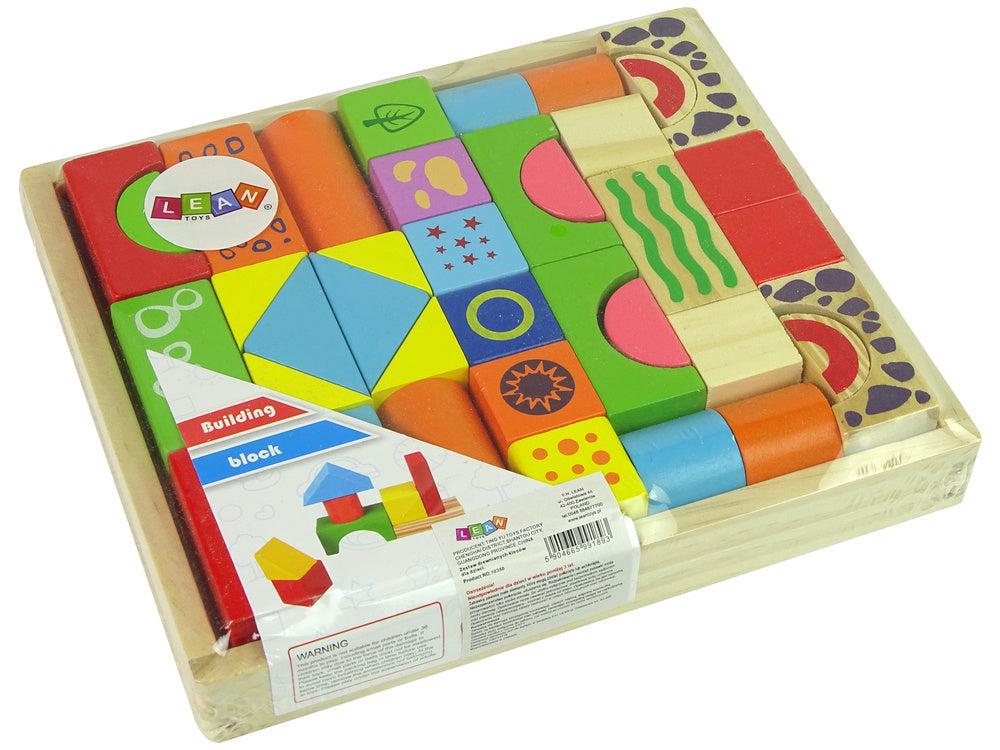 Dřevěné kostky hrad s tvary a základnou barevné