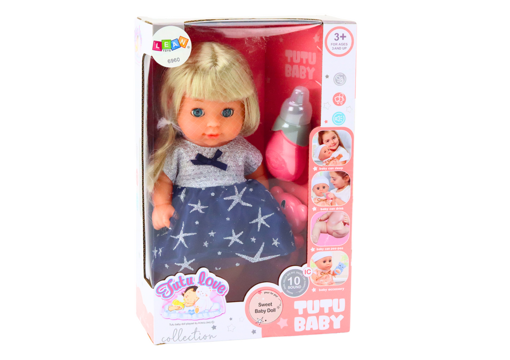 Panenka s čůráním v modrých šatech s lahvičkou a chrastítkem