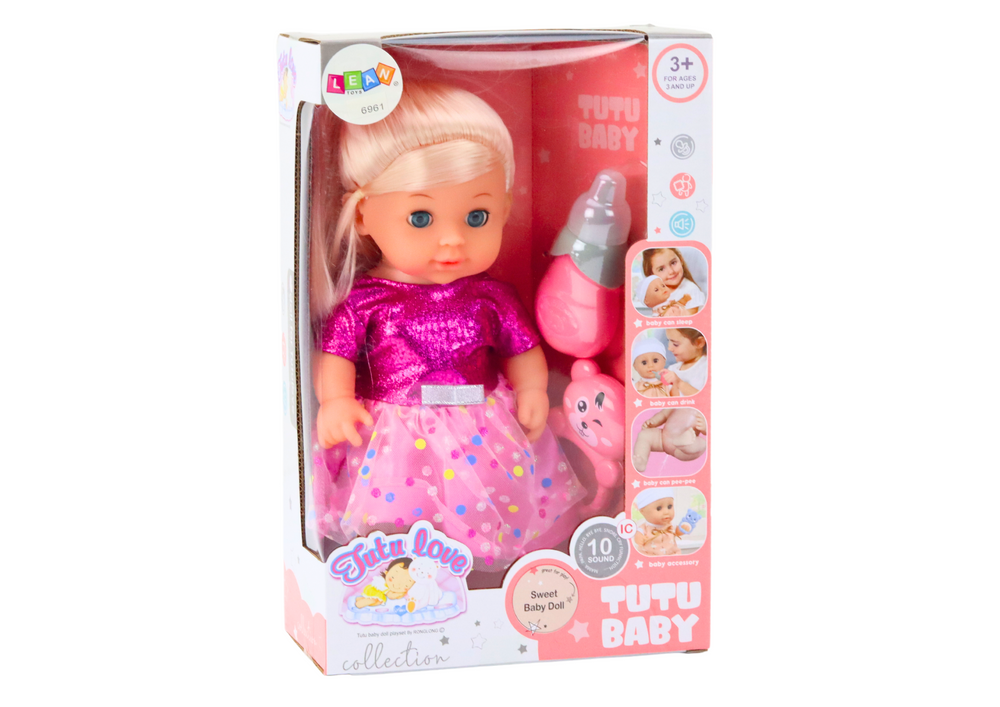 Panenka v růžových šatech s lahvičkou a chrastítkem čůrající se zvuky