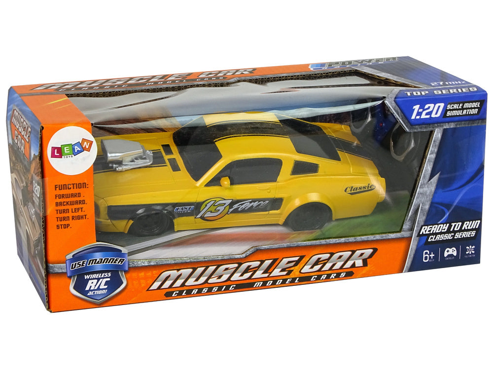 RC auto sportovní 1:20 s pilotem a gumovými pneumatikami žluté