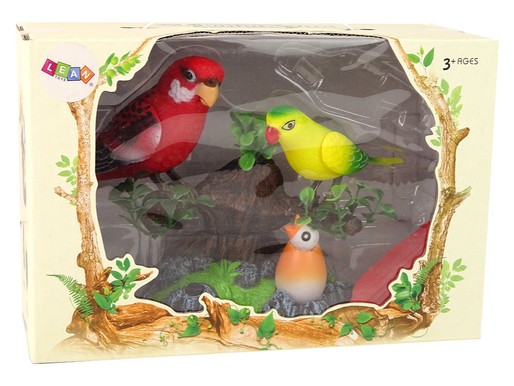 Zpívající pohybliví papoušci na stromě se světlem a zvuky