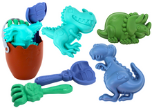 Sada na písek s dinosaury – kbelík, hrábě, lopatka, 4 formičky