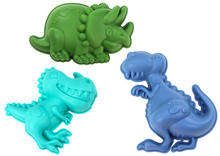 Sada na písek s dinosaury – kbelík, hrábě, lopatka, 4 formičky