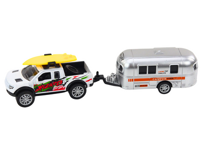 Terénní auto s přívěsem a karavanem – kovový pohon