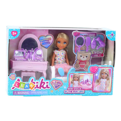 Panenka Anlily s postýlkou a toaletním stolkem – 13 cm