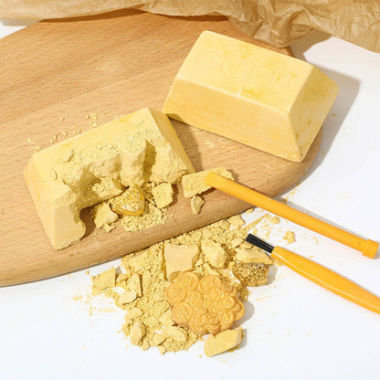 Archeologická vykopávka zlaté cihly s nářadím pro děti