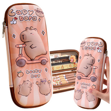 Školní penál Kapybara na koloběžce 23 cm – růžovo-hnědý