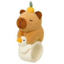 Plyšový náramek s kapybarou a motivem husy – samonavíjecí