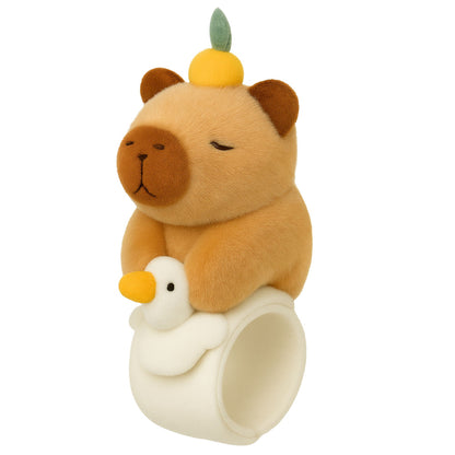 Plyšový náramek s kapybarou a motivem husy – samonavíjecí