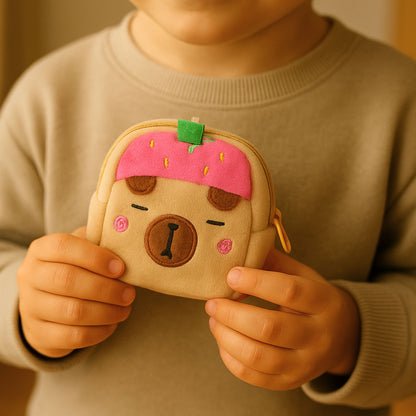 Plyšová peněženka s klíčenkou Kapybara Jahoda růžová 9,5 × 8 cm