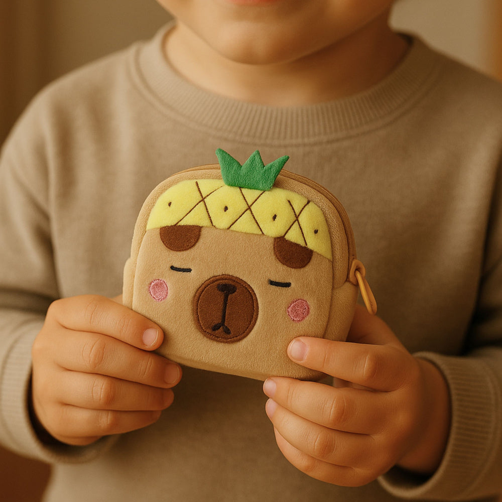 Plyšová peněženka s přívěskem Kapybara Ananas – žlutá