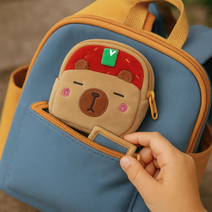 Plyšová peněženka s karabinou Kapybara Jahoda červená 9,5 × 8 cm