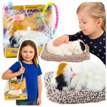 Spící bílá kočička na polštářku s mňoukáním a taškou