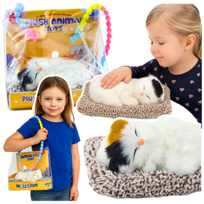 Spící bílá kočička na polštářku s mňoukáním a taškou