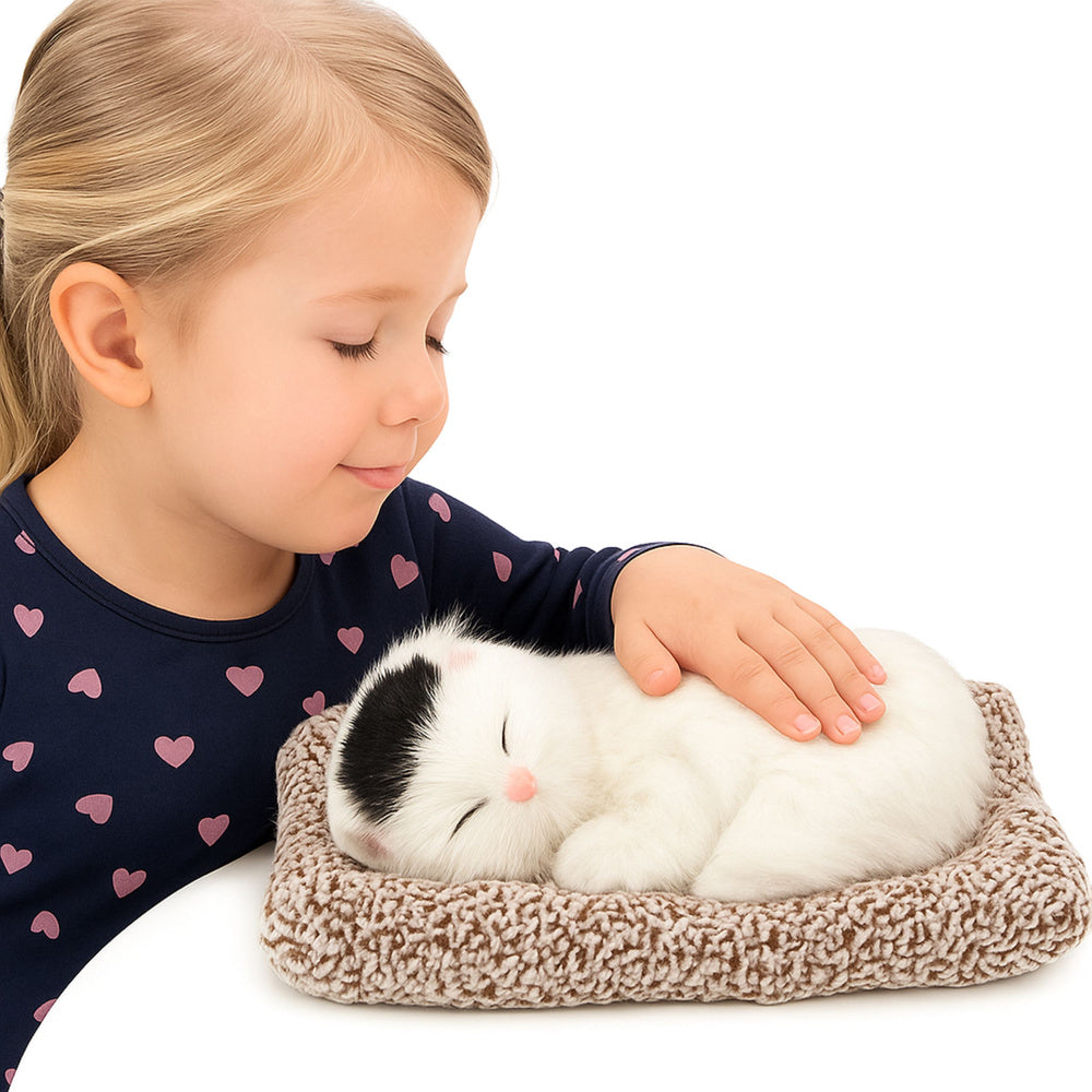 Spící bílá kočička na polštářku s mňoukáním a taškou