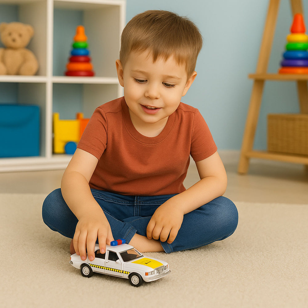 Kovové policejní auto s otevíracími dveřmi a zpětným natahováním 1:32