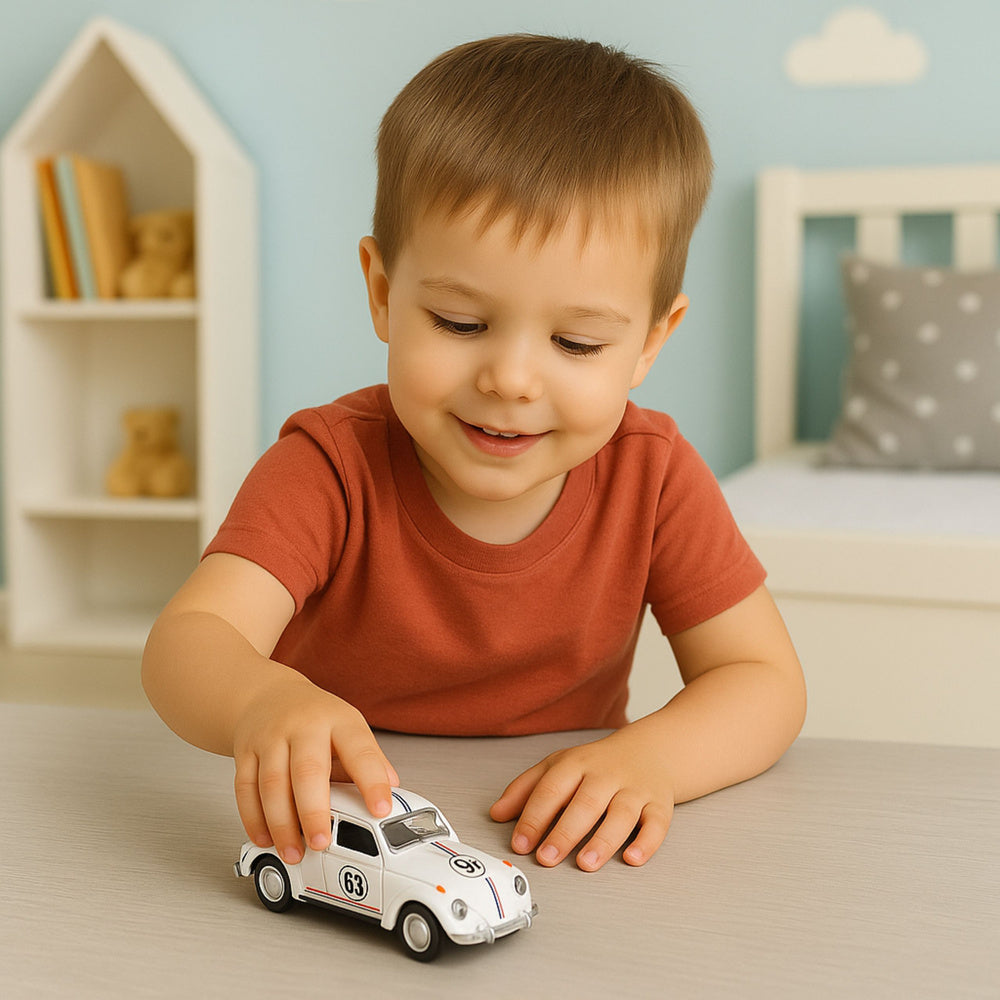 Kovové autíčko Brouk s otevíracími dveřmi 1:32 – bílé