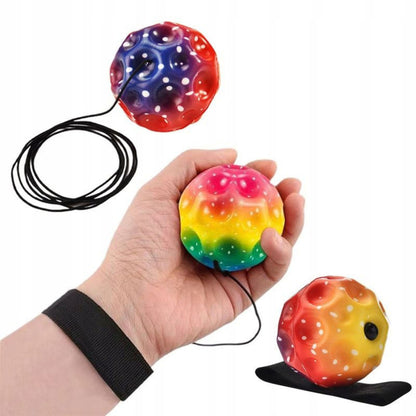 Antistresový míček na gumičce s důlky – senzorická hračka 6 cm