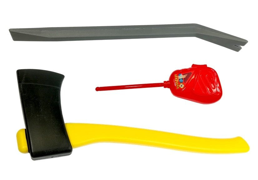 Hasičský set s helmou, hasicím přístrojem a sekyrkou