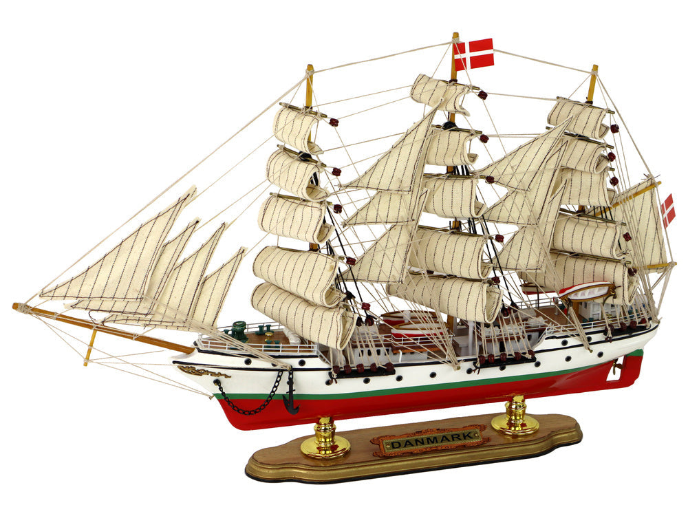 Dřevěný model plachetnice Danmark – s plachtami a kotvami