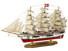 Dřevěný model plachetnice Danmark – s plachtami a kotvami