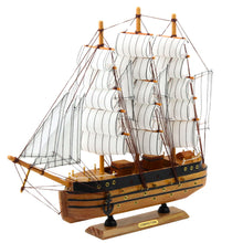 Dřevěný model trojstěžníku – s bílými plachtami 39x36cm