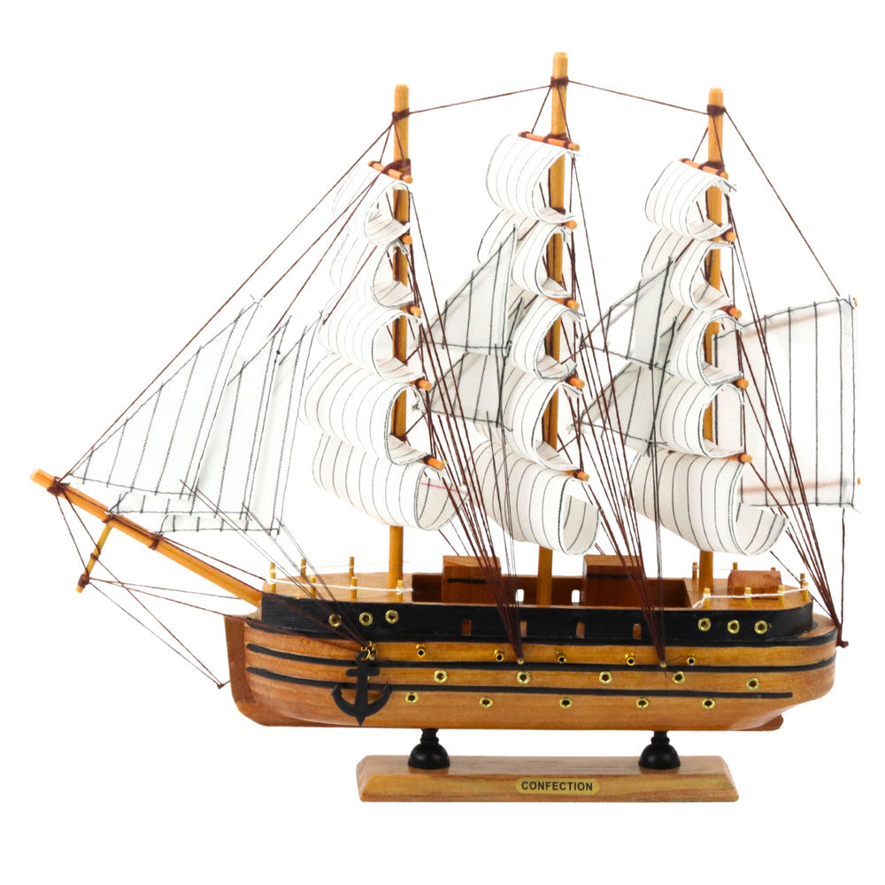 Dřevěný model trojstěžníku – s bílými plachtami 39x36cm