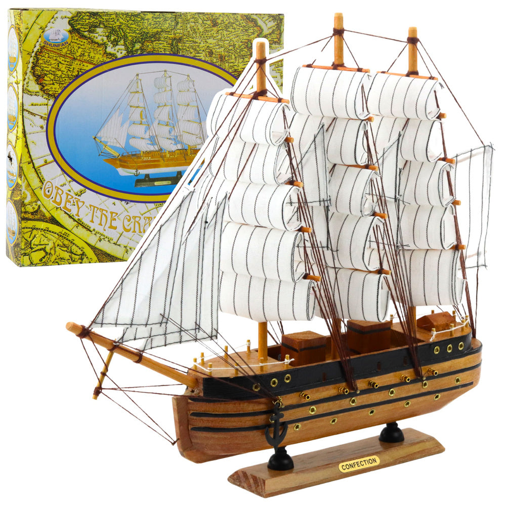 Dřevěný model trojstěžníku – s bílými plachtami 39x36cm