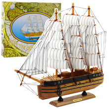Dřevěný model trojstěžníku – s bílými plachtami 39x36cm