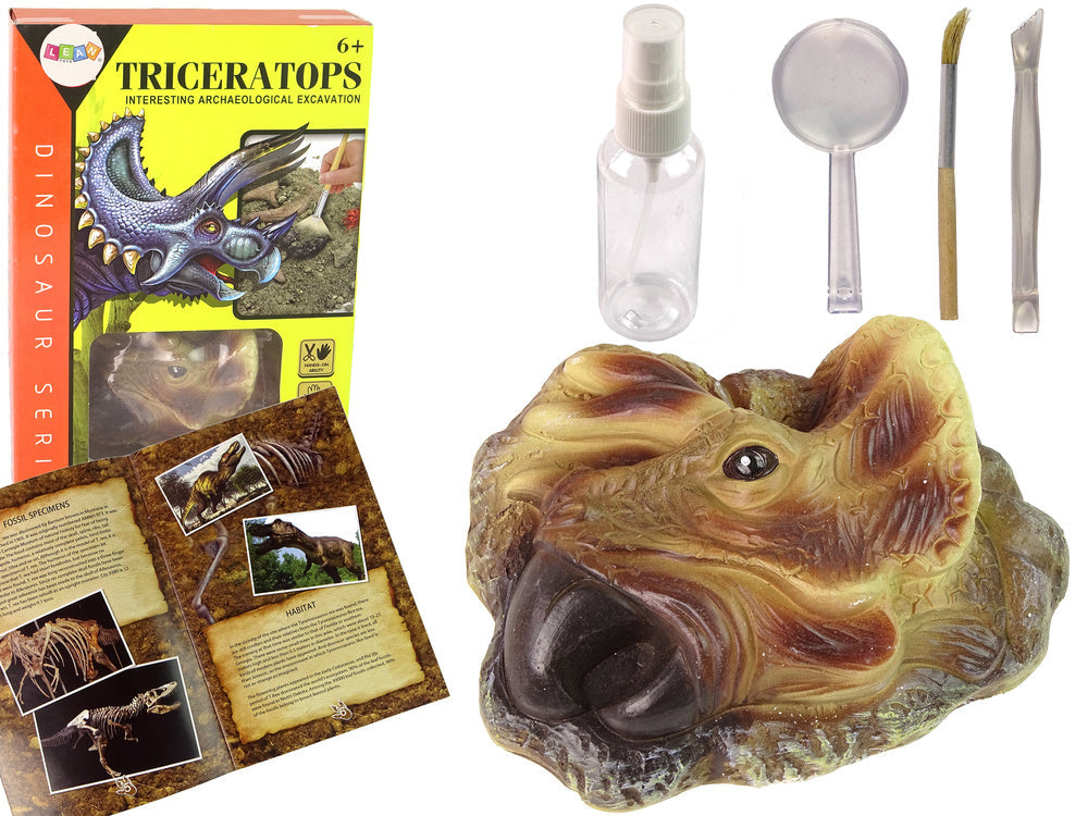 Edukační vykopávky dinosaura Triceratops s nástroji a lupou