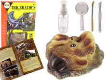 Edukační vykopávky dinosaura Triceratops s nástroji a lupou