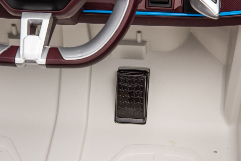 Elektrické auto BMW I4 4x4 na akumulátor bílé