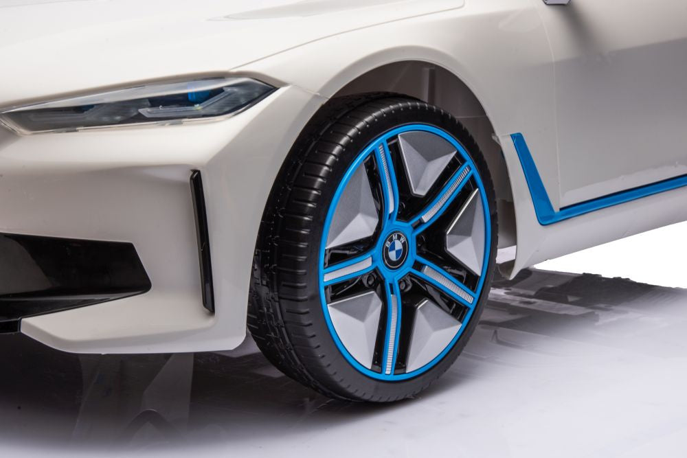 Elektrické auto BMW I4 4x4 na akumulátor bílé