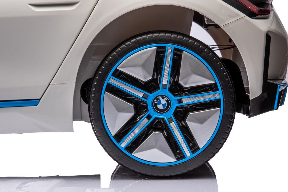 Elektrické auto BMW I4 4x4 na akumulátor bílé