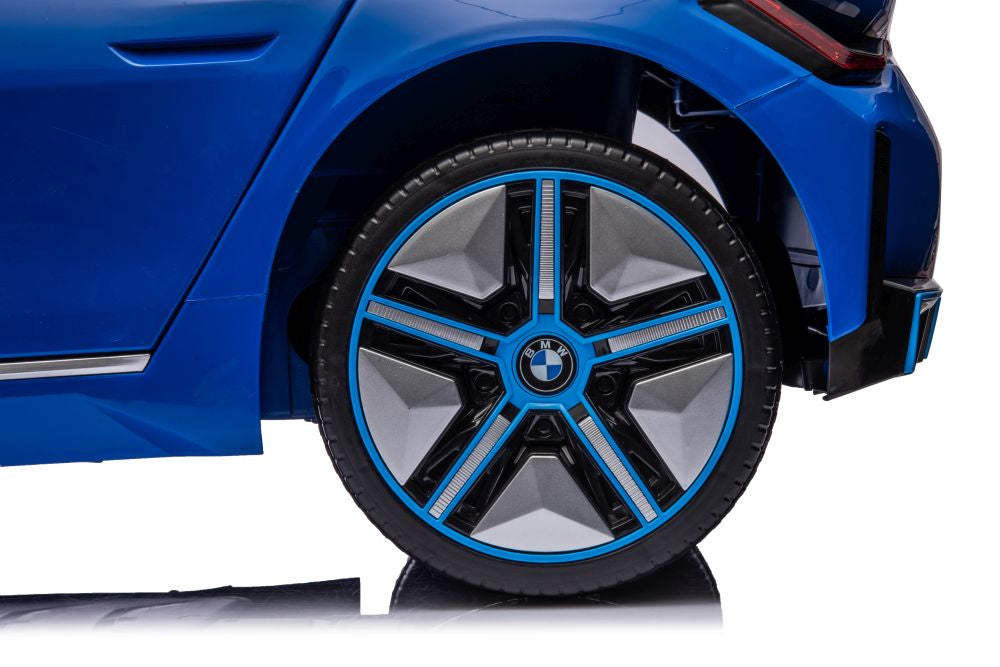 Elektrické auto BMW I4 – 4x4 pohon modré | BMW