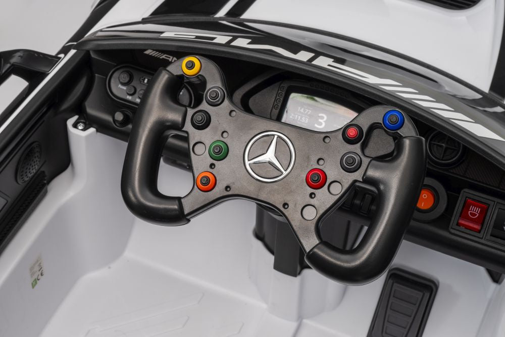 Elektrické auto Mercedes AMG GT3 s akumulátorem bílé