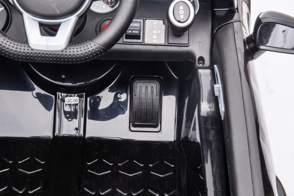 Elektrické auto Mercedes SLC 300 s akumulátorem bílé