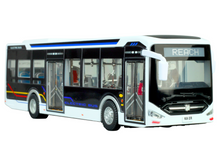 Elektrický městský autobus 1:42 kovový se světly bílý