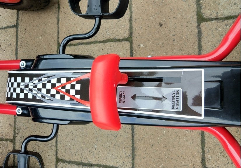 Gokart s ručními brzdami a nastavitelným sedadlem červený