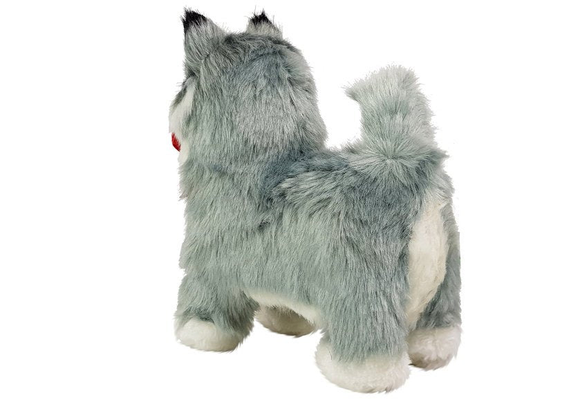 Interaktivní pes husky se pohybuje a štěká s červenou mašlí