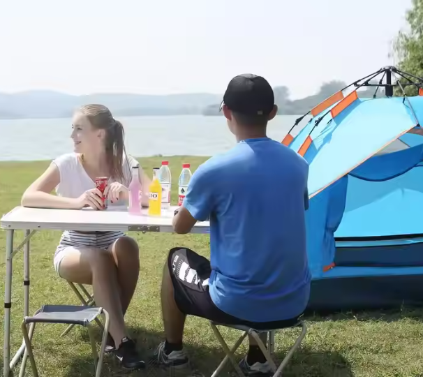 Kempingový stolek skládací se 4 židlemi – v kufříku šedý