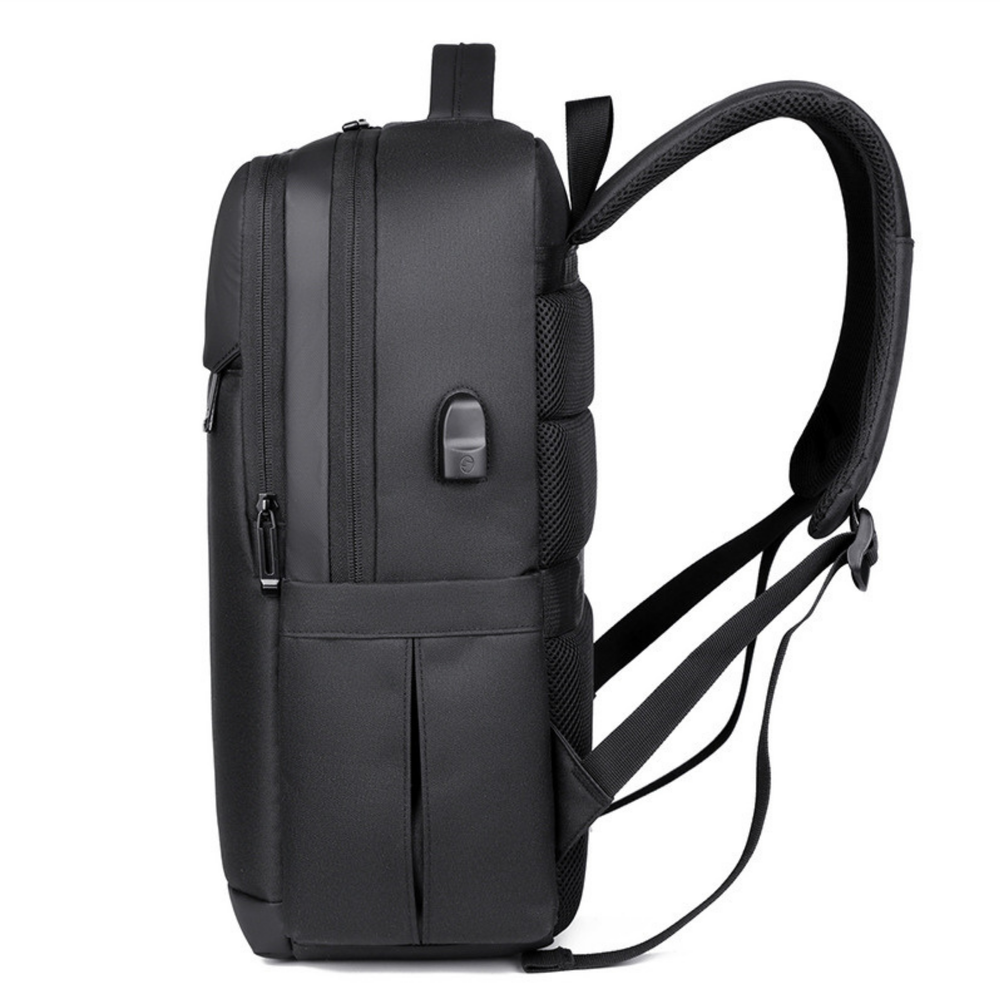 Městský batoh s USB portem a kapsou na laptop s reflexními prvky 16L černý