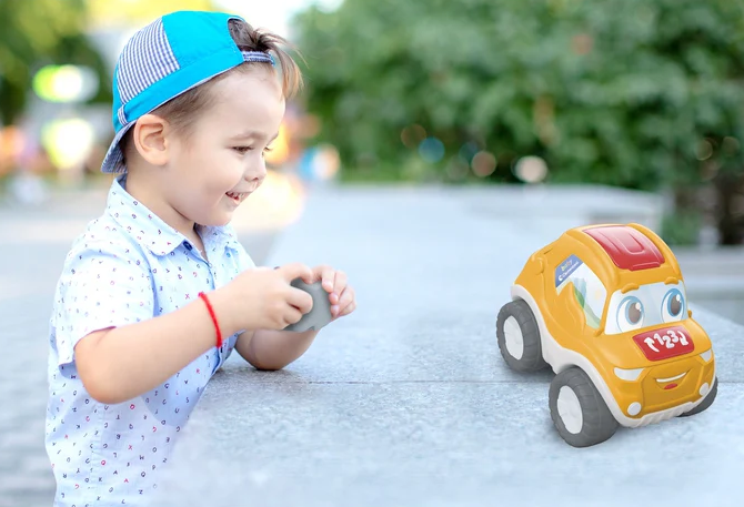 Mluvící vzdělávací akrobaticke auto na dálkové ovládání Salto – Clementoni