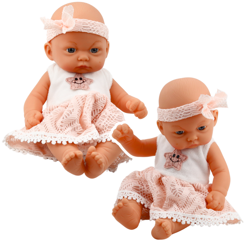Panenka miminko v růžových šatech – s krajkou a čelenkou 24cm