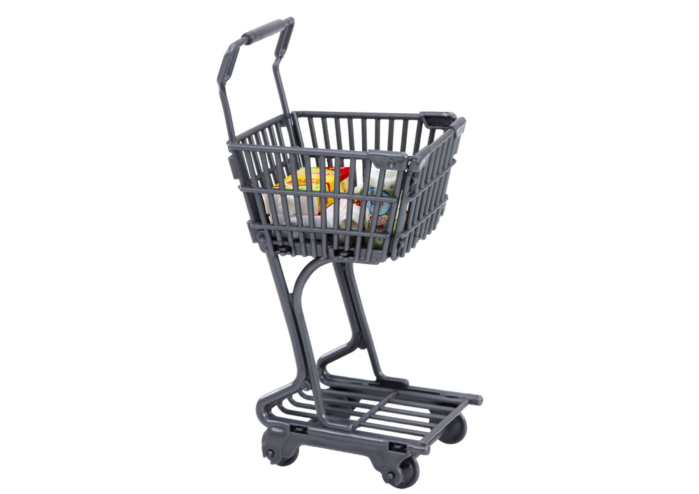 Panenka v supermarketu – s regály košíkem a potravinami