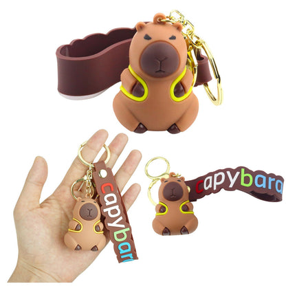 Přívěsek kapybara se žlutým batohem – silikonová figurka