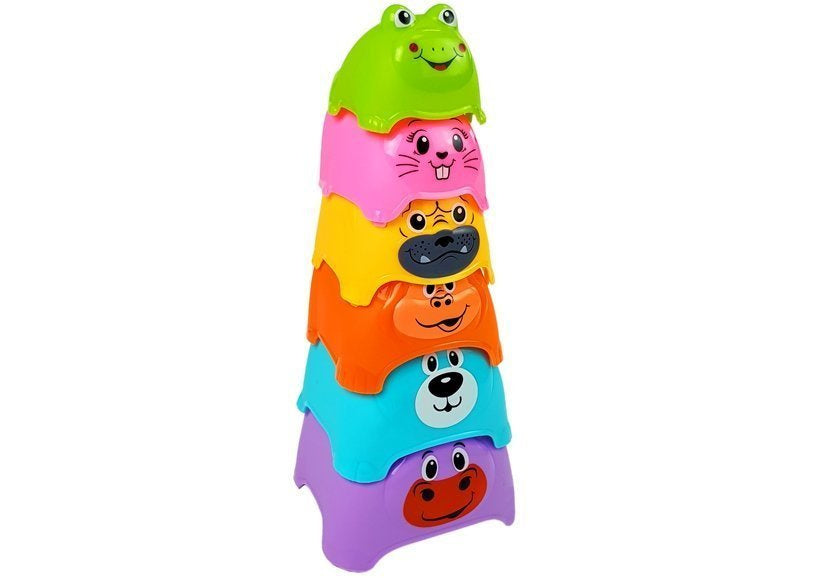 Pyramida pro miminka se zvířátky z barevných kelímků