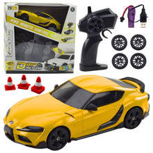 RC auto na drift 4WD s výměnnými koly a ovladačem žluté