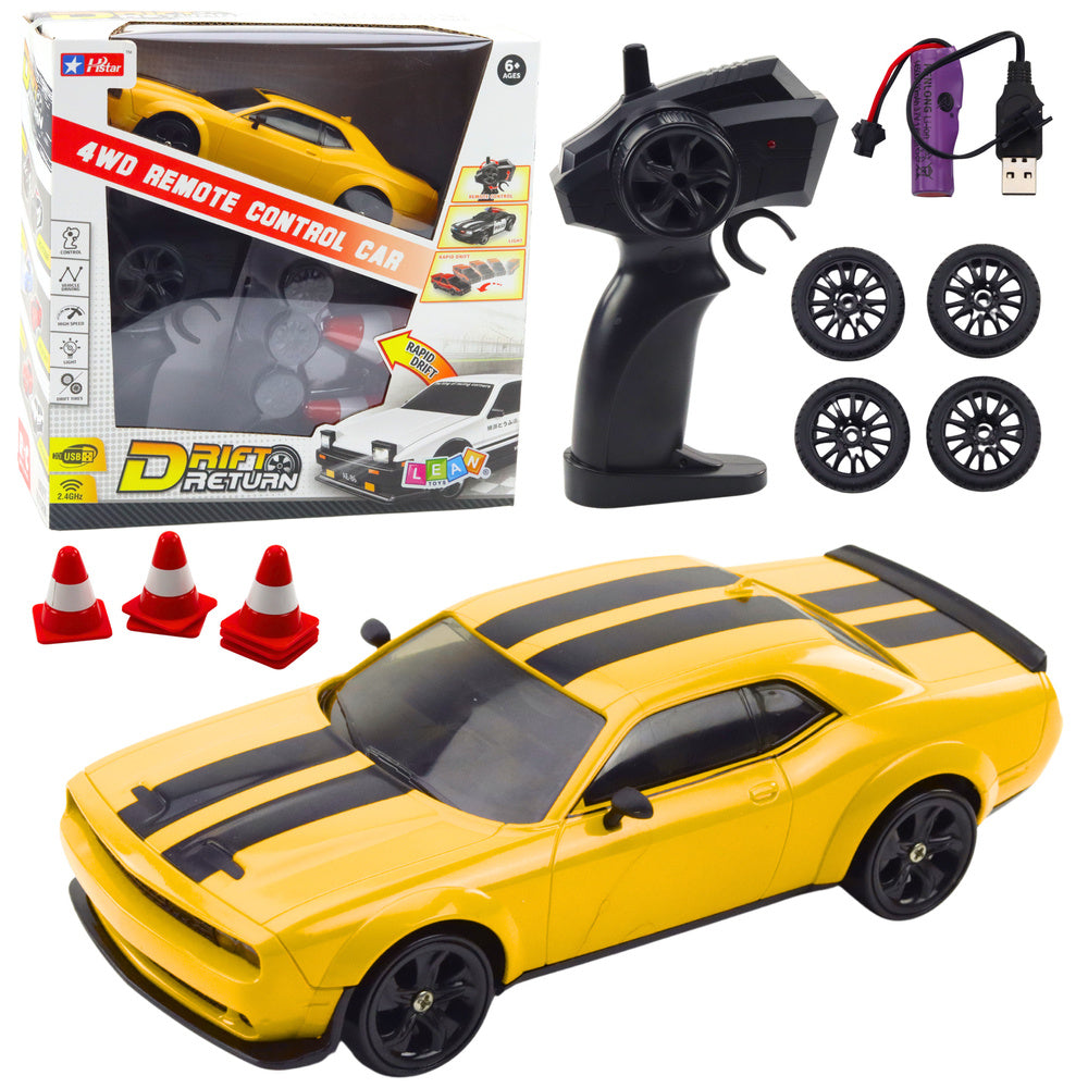 RC auto na drift s výměnnými koly a 4WD pohonem žluté